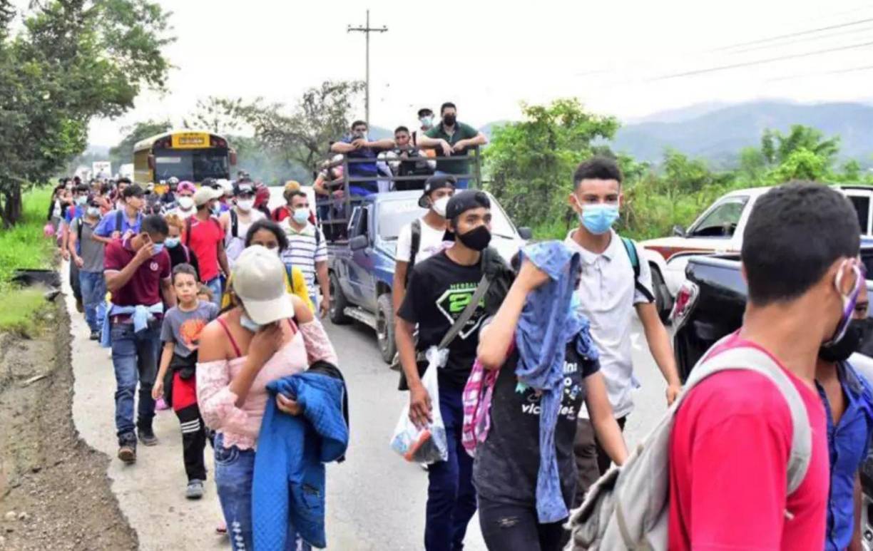 En el camino enfrentan diversos riesgos, desde condiciones extremas hasta la amenaza de redes criminales, mientras buscan un futuro mejor.