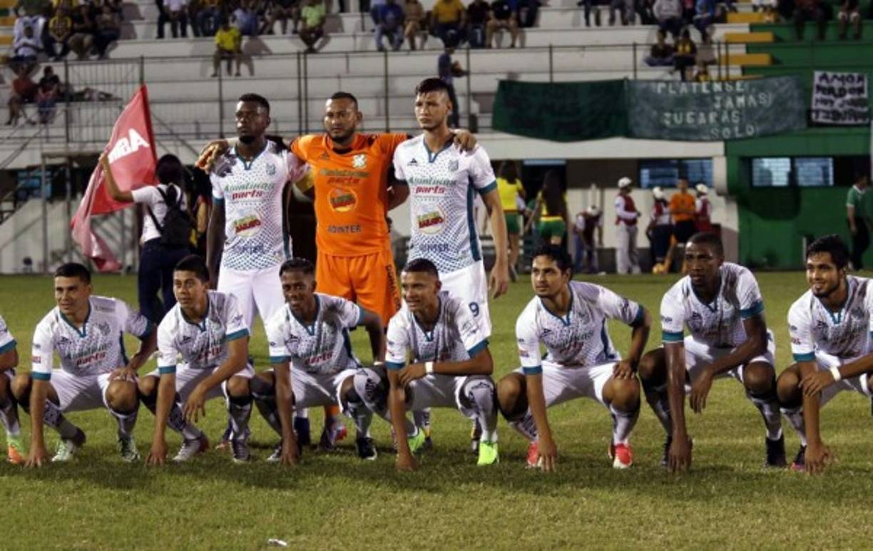 Los jugadores del Platense sorprendió con este posado para la foto del 11 titular.