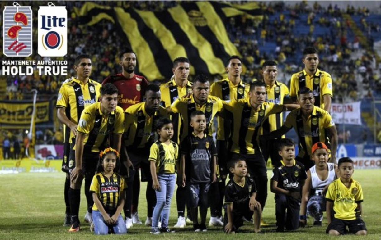 El once titular del Real España posando previo al partido contra el Marathón.
