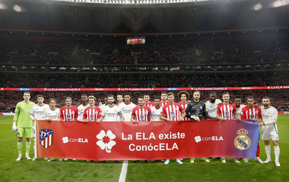 Los jugadores de Atlético y Real Madrid posaron con una pancarta de apoyo contra la enfermedad ELA.