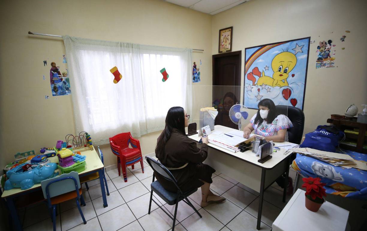 La psiquiátra Alejandra Munguía, jefa del servicio de atención a niños y adolescentes, reveló a LA PRENSA Premium que contratar psiquiátras en las cárceles puede ser una opción para enfrentar la problemática de convivencia entre ambos grupos.