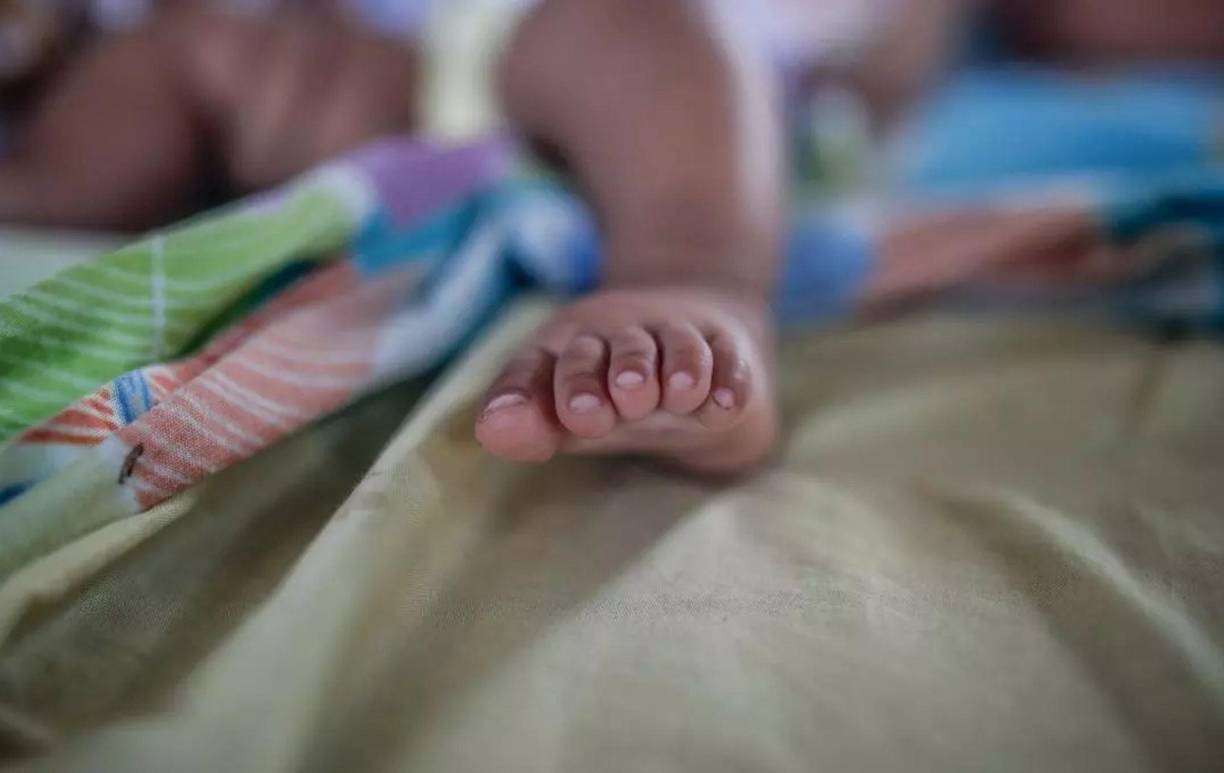 El tribunal condenó a la madre a siete años y medio de cárcel por su conducta negligente y cruel, que marcó la vida de la niña.