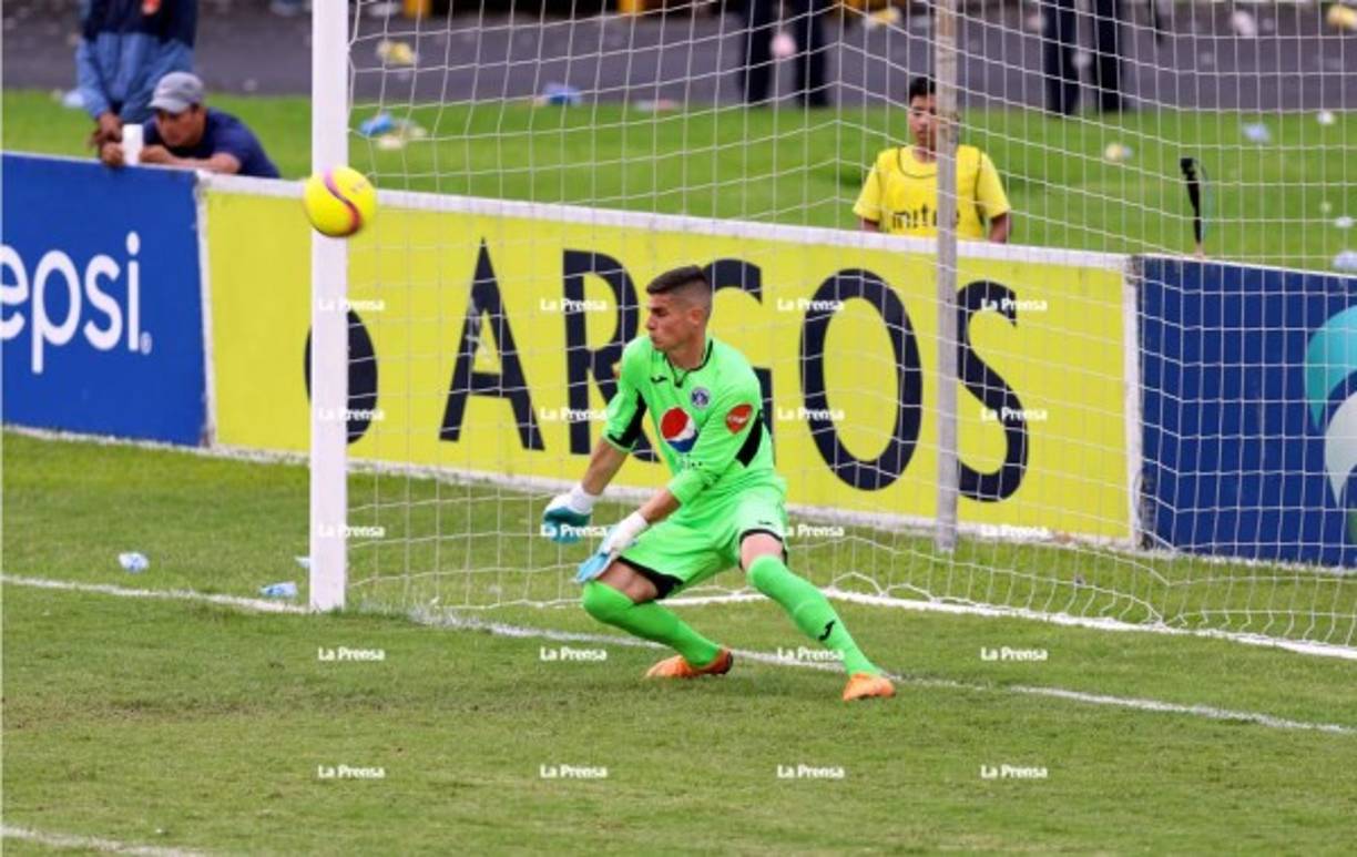 Justicia. El portero argentino Jonathan Rougier le detuvo el penal a Jerry Bengtson.