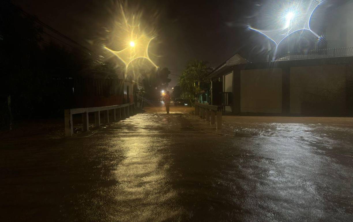 Las calles de Atlántida se inundaron tras el paso de la tormenta Sara. Este fue uno de los departamentos más afectados.