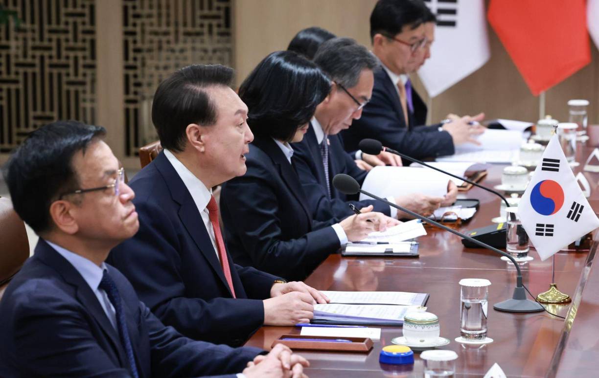 Yoon Suk-yeol celebró la victoria en 2022 tras una reñida elección, donde logró imponerse con menos de 240,000 votos de diferencia. 