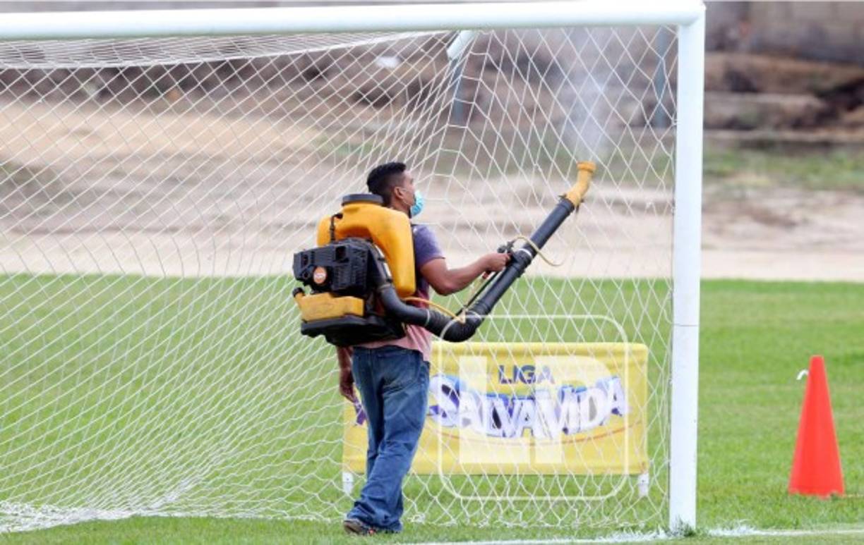 En el escenario de Danlí se siguieron todas las medidas de bioseguridad, como la sanitización en la cancha.