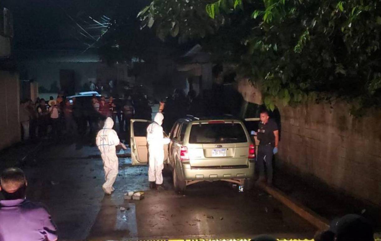 La camioneta, estacionada durante horas frente a una llantera en el barrio Los Profesores, fue el escenario de la tragedia que acabó con la vida de Leticia Pinto y Dayana Perdomo. 