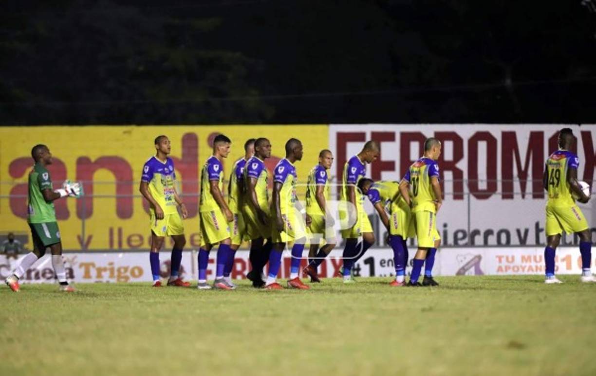 La tristeza de los jugadores del Victoria por encajar una nueva derrota en su regreso a la Liga Nacional.