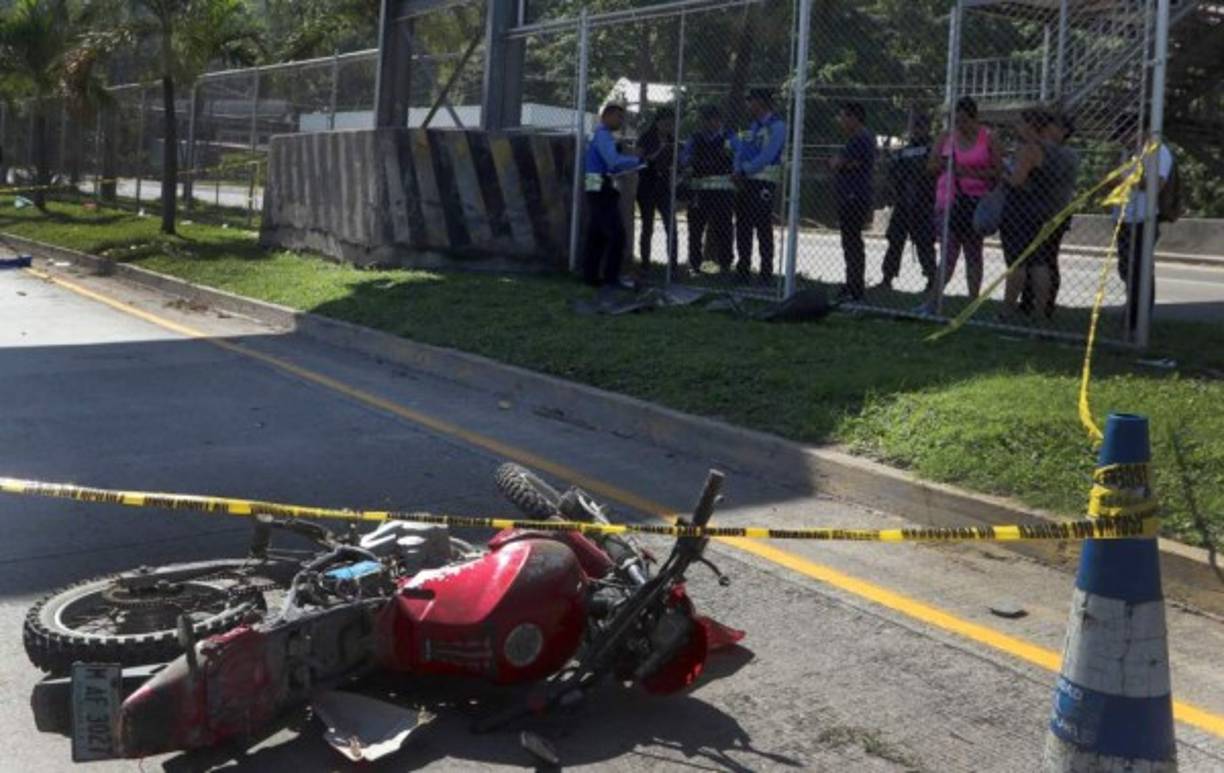 Minutos después de haber salido de su casa rumbo a su trabajo, Franklin David López (de 22 años) murió al accidentarse en una motocicleta el pasado 27 de enero.<br/><br/>Familiares de la víctima que llegaron a la escena indicaron que Franklin David salió de su casa en la colonia Las Torres rumbo a la fábrica en la que trabajaba a bordo de su moto. <br/><br/>A eso de las 5:30 am antes de llegar al puente de la colonia La Mora, Franklin perdió el control de su vehículo y cayó al pavimento. Aparentemente el motociclista no impactó con otro vehículo o algún obstáculo, pues en la escena solo estaban los pedazos de su motocicleta.