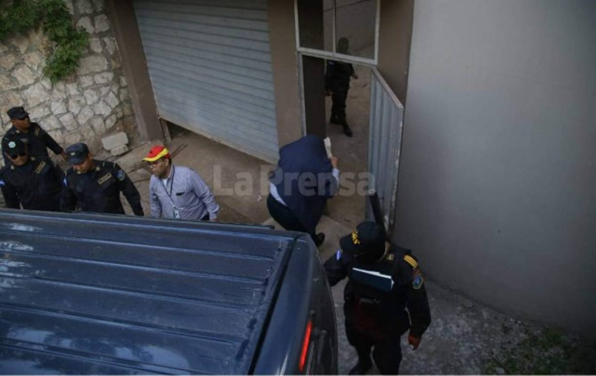 Los funcionarios y diputados iban a entrar en transporte por un portón que les da acceso a un área cubierta y que evita que sean vistos, pero lo encontraron cerrados, por lo se bajaron en el parqueo, por lo que desde la calle se pudo observar cuando iban caminando con la cara tapada.