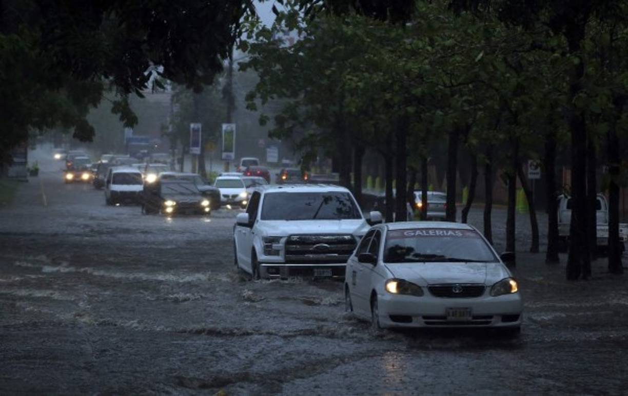 La mayoría de los conductores conducían con prudente lentitud en San Pedro Sula.