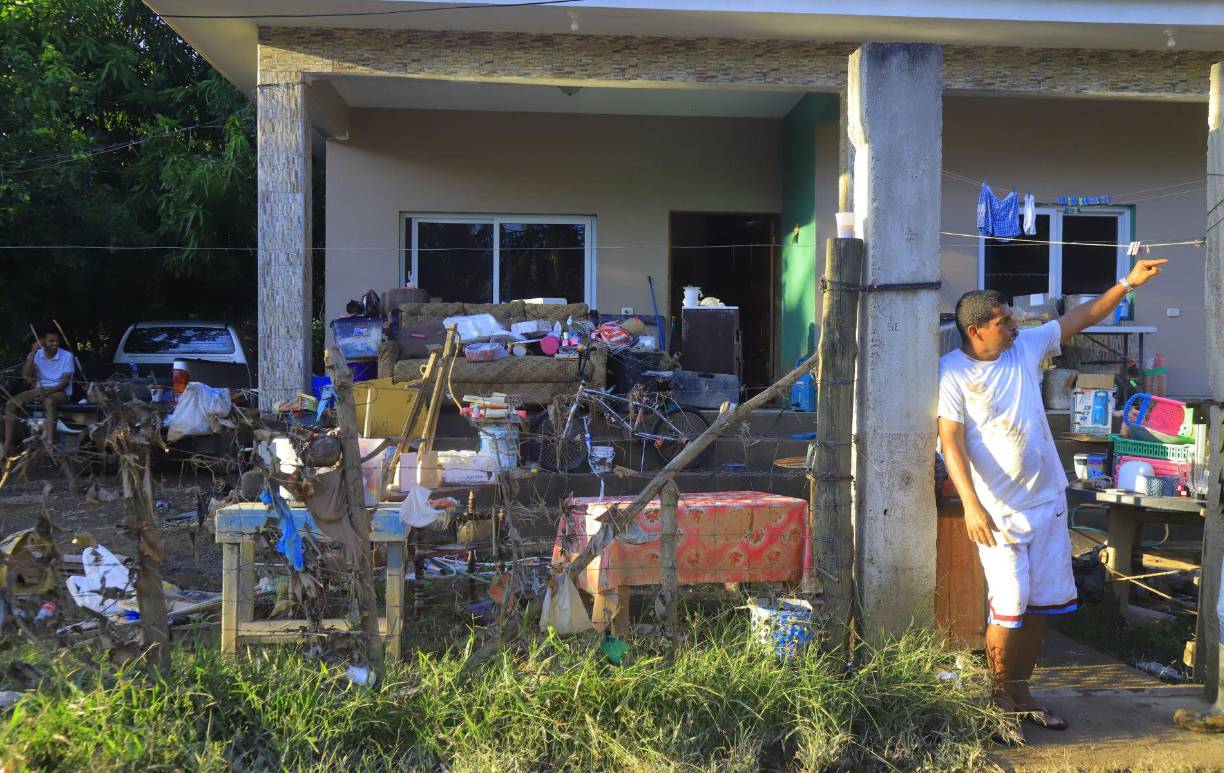 La reconstrucción es una tarea titánica para los habitantes de La Prieta. En sus calles es común ver enseres, lagunas de agua de lluvia y torres de basura acumulada.