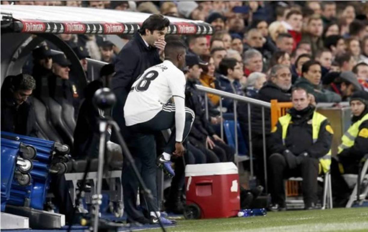 Vinicius Jr., recibe órdenes de Santiago Solari antes de entrar al campo por el lesionado Benzema.