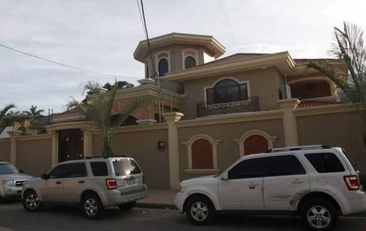 A “El Negro” también le incautaron 17 barcos, tres lanchas, 43 propiedades ubicadas en San Pedro Sula, La Ceiba y Roatán, así como cuatro empresas mercantiles y 49 cuentas bancarias equivalentes a 142 mil dólares y 10 millones de lempiras.