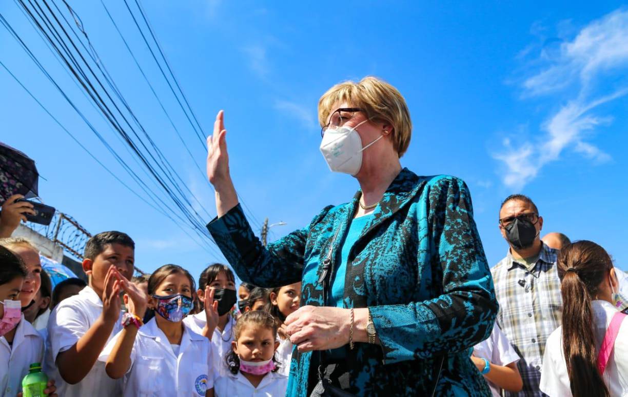 Acompañada de su equipo de trabajo y representantes del Comando Sur, la embajadora Laura Dogu, realizó el recorrido por los proyectos, conociendo de manera detallada los trabajos que se están haciendo, al igual que compartió con los niños y conversó con los vecinos de Lomas del Carmen.