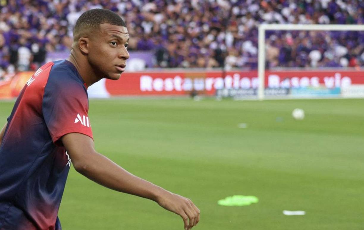Mbappé en los ejercicios de calentamiento previo al duelo Toulouse vs PSG.