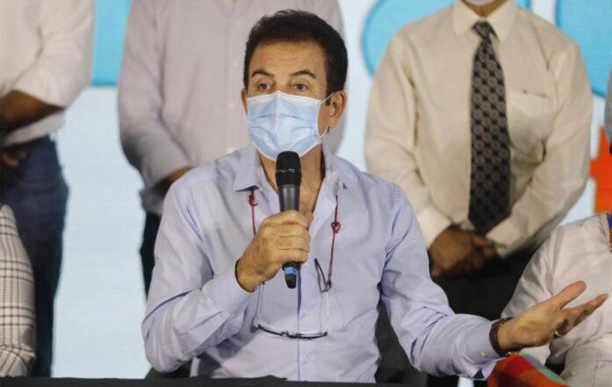 Marlene Alvarenga extendió su crítica hacia Nasralla, excandidato presidencial en dos ocasiones (2013 y 2017), diciendo que “una persona de esa no tiene valores y principios. Hoy es una persona y a las dos horas se convierte en otra”. 