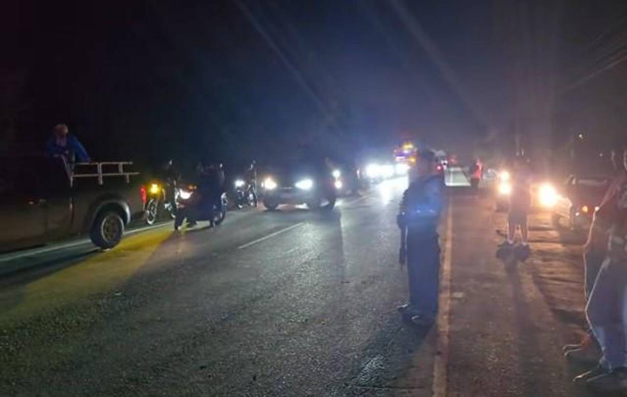 Autoridades policiales y de vialidad acordonaron la escena del accidente. 