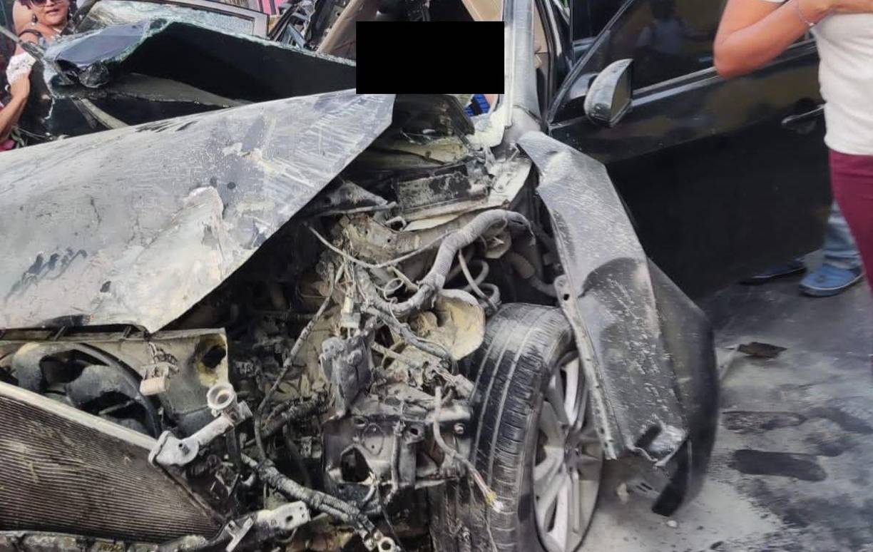 Rubén Aguilar, quien acompañaba a Darwin, pereció de manera instantánea tras el brutal choque contra el cerco perimetral. 