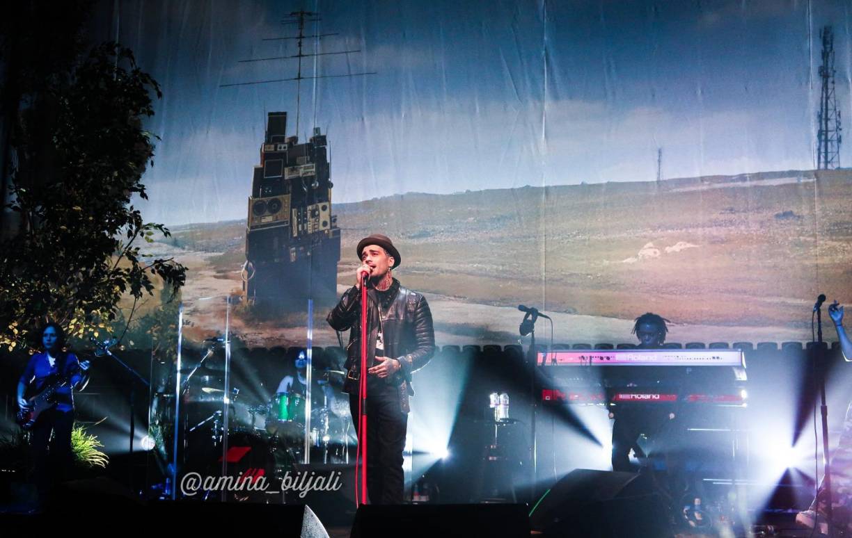 El homenaje de Malik a Payne llega después de que honrara al fallecido cantante en el primer espectáculo de su gira Stairway to the Sky en la O2 Academy en Leeds, Inglaterra, el 23 de noviembre. 