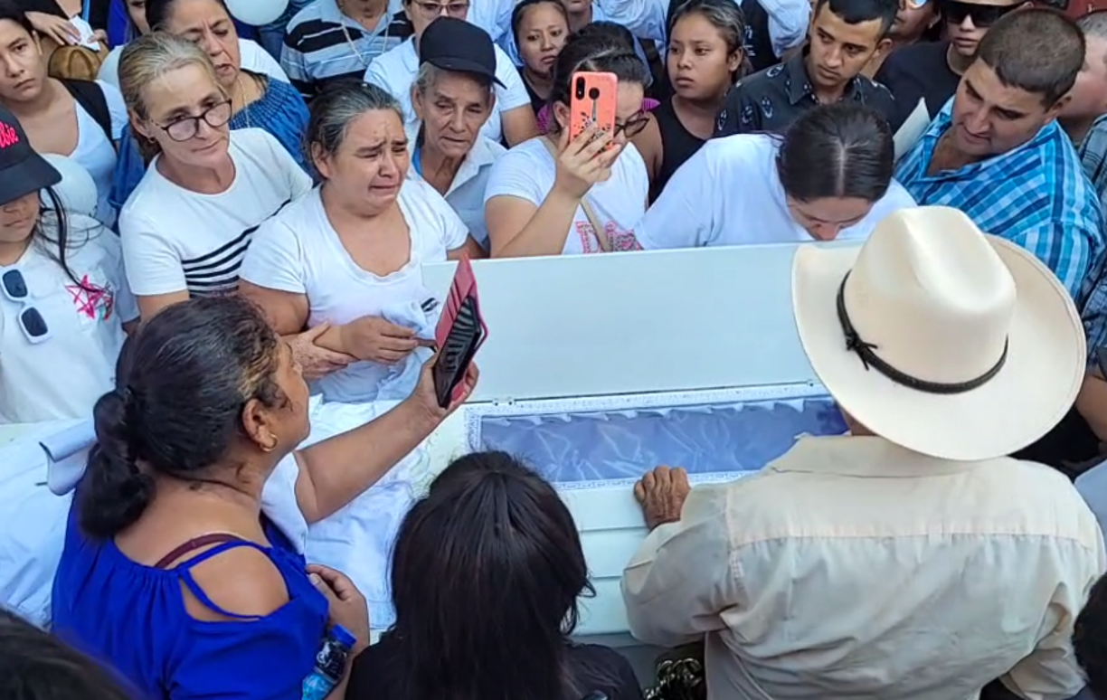 Durante la madrugada insistieron en buscarla, pero fue hasta la mañana de este 15 de septiembre que se hizo viral una fotografía en redes sociales que alertó a la familia. <b>Se veía el cadáver de una persona, y en efecto, al llegar,</b> constataron que se trataba de la joven mujer.