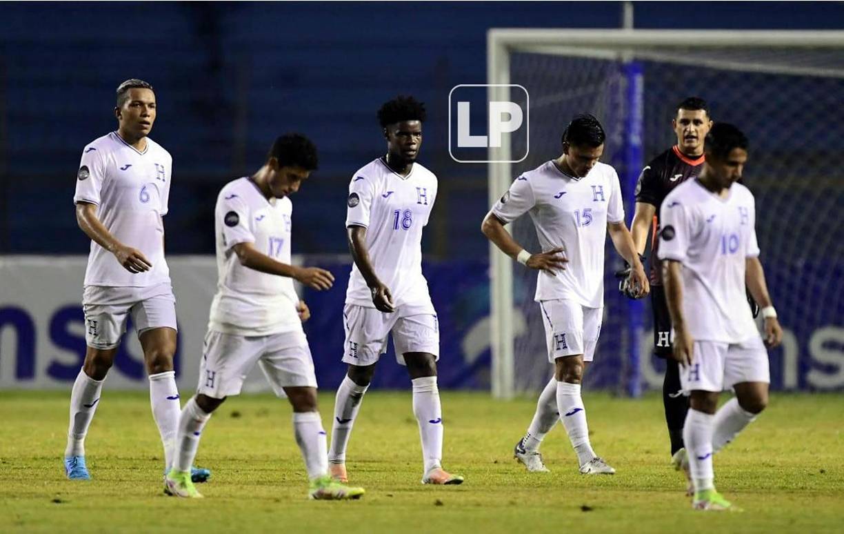 Las caras tristes de los jugadores de Honduras tras el final del primer tiempo del partido.