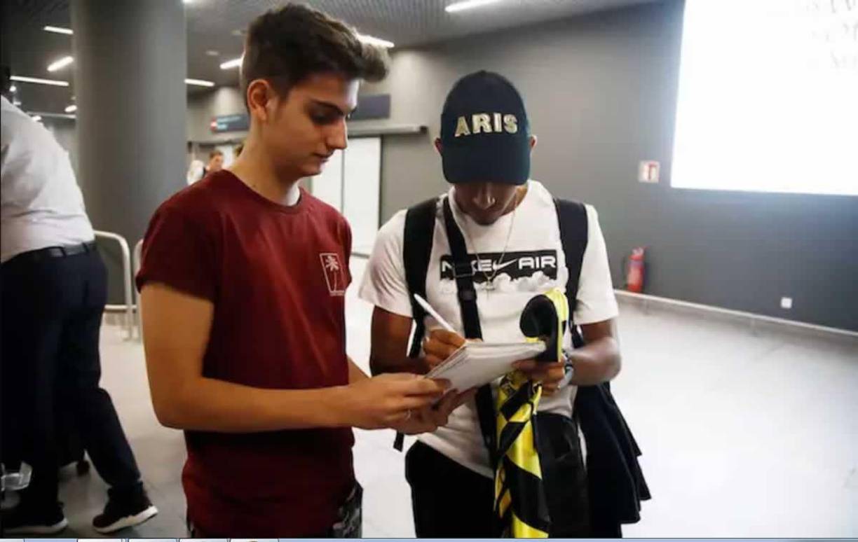 Este aficionado del Aris Salónica se acercó al hondureño para pedirle un autógrafo.