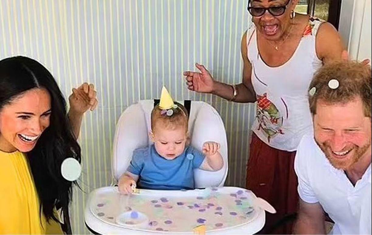 En los tres primeros capítulos de la producción, los duques de Sussex nos dejaban numerosas imágenes inéditas tan sorprendentes como impactantes de ellos y sus hijos.