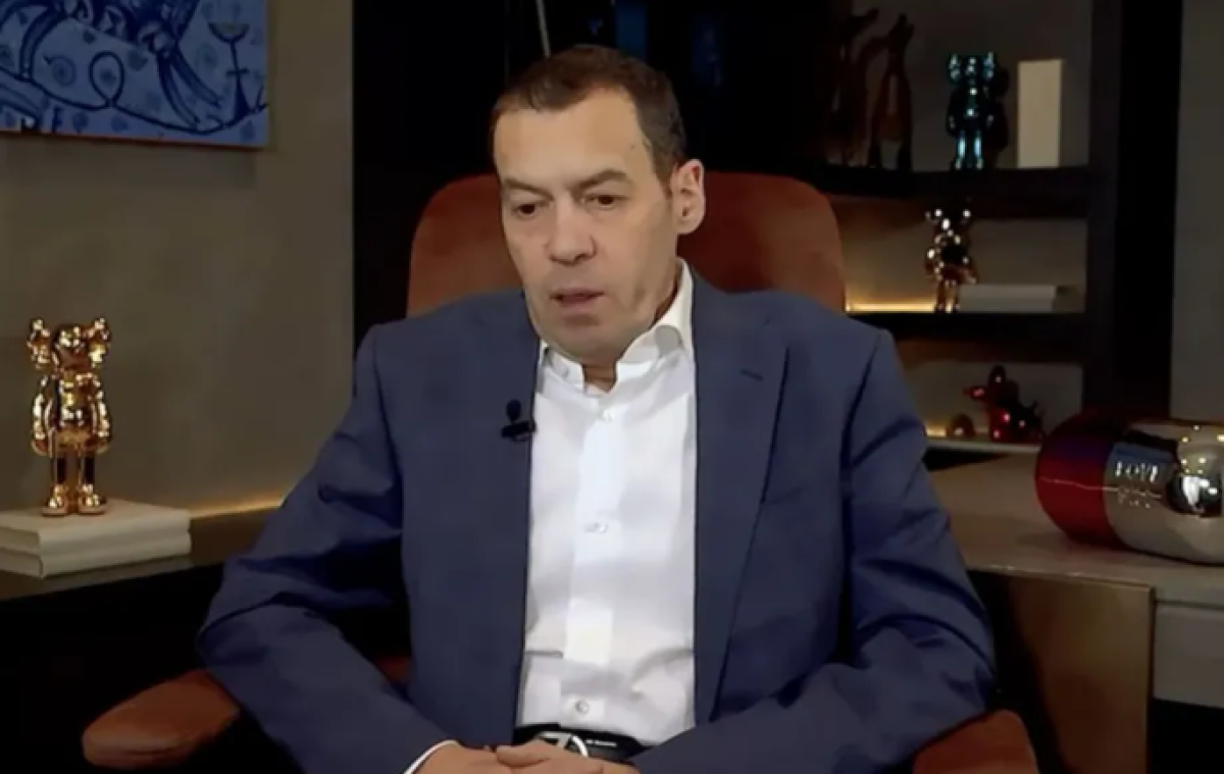 Fue en 2019 cuando el analista se enfermó de una bacteria llamada ‘Clostridium Difficile’, la cual cambió drásticamente su apariencia y lo llevó a estar internado en un hospital.