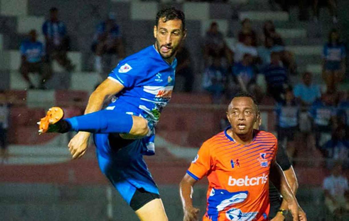 ”Luis es un buen jugador, una gran personalidad, pero esa inestabilidad le ha impedido sostener en equipos profesionales. El hecho que seamos un equipo de Segunda División, no significa que le podemos actos de indisciplina”, declaró el directivo Óscar Juárez.