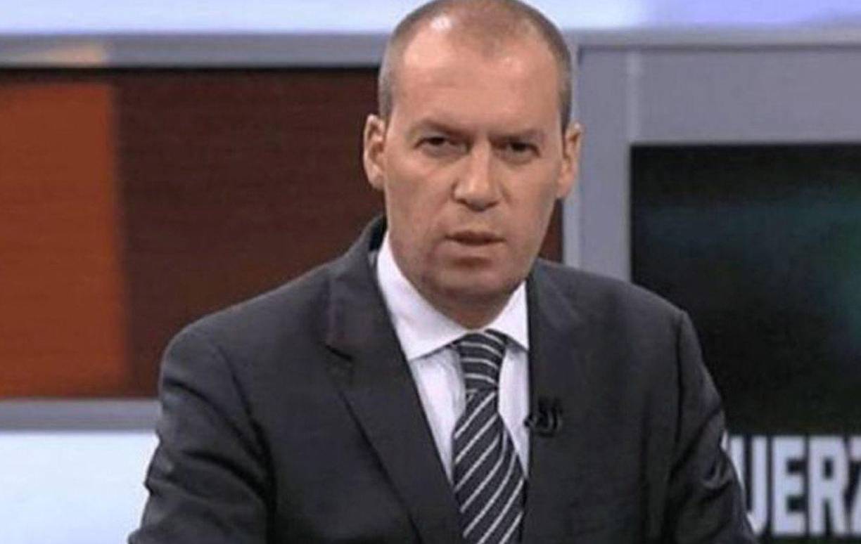 De acuerdo con lo que el mismo periodista narró en su canal de YouTube, a finales del 2022 pasó más de 40 días internados por una neumonía que contrajo al hacerse una revisión de vértebras y una reciente cirugía del estómago que había tenido.