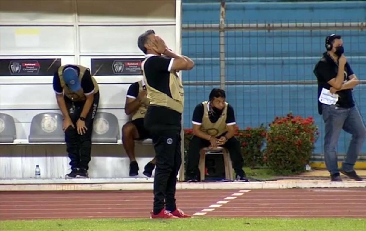 Diego Vázquez se lleva las manos al rostro tras una jugada desperdiciada de Motagua en los últimos minutos del partido.