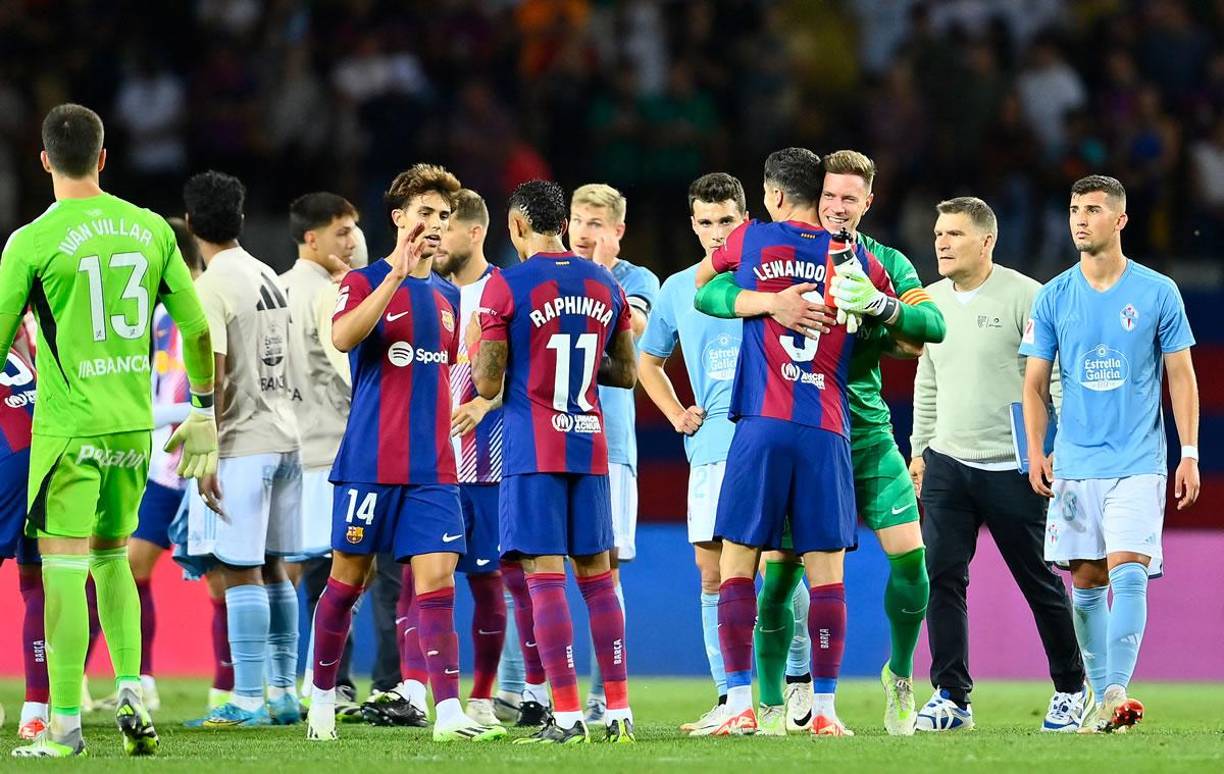 Los jugadores del Barcelona celebran al final del partido tras remontar contra el Celta.