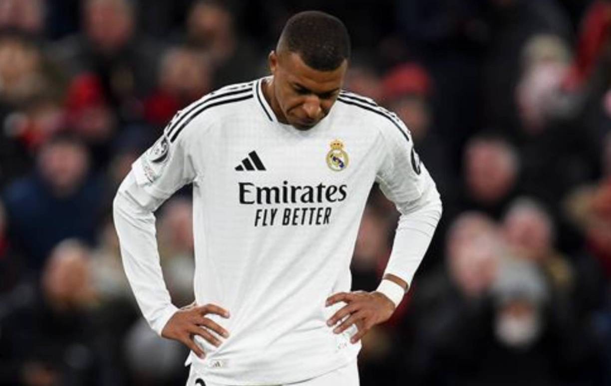 “Kylian Mbappé está psicológicamente agotado. Con todo lo que le ha pasado en los últimos seis meses... Se rompió la nariz, su marcha traumática del PSG, todo lo que supuestamente ocurrió en Suecia... Es imposible que la cabeza permanezca insensible y el cuerpo tampoco”, señaló un familiar del astro galo.