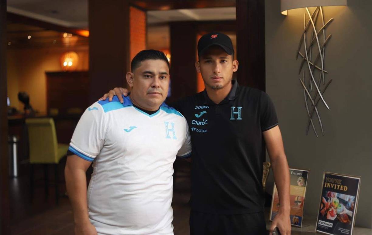 José Mario Pinto le firmó la camiseta y posó con Ricardo Izaguirre.