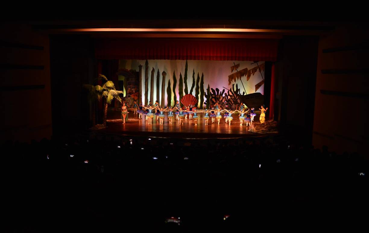 La escenografía irradió el recinto, los colores, la musicalización y los diseños en el fondo fueron eficientes para que cada asistente disfrutara el espectáculo. 