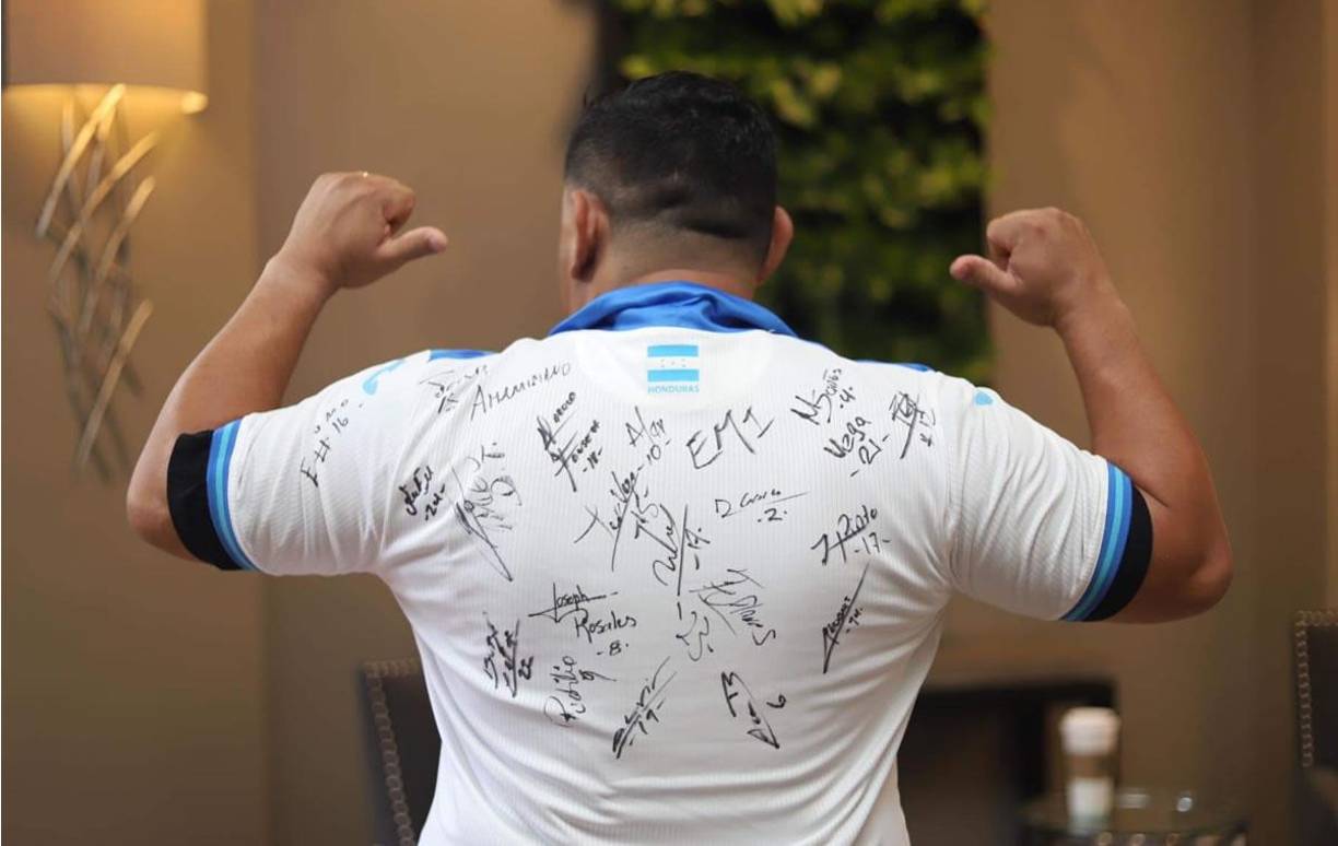 Al final Ricardo Izaguirre logró su cometido y se llevó la camiseta blanca de la selección hondureña repleta de firmas de los jugadores que le hacen frente a la Copa Oro 2023.