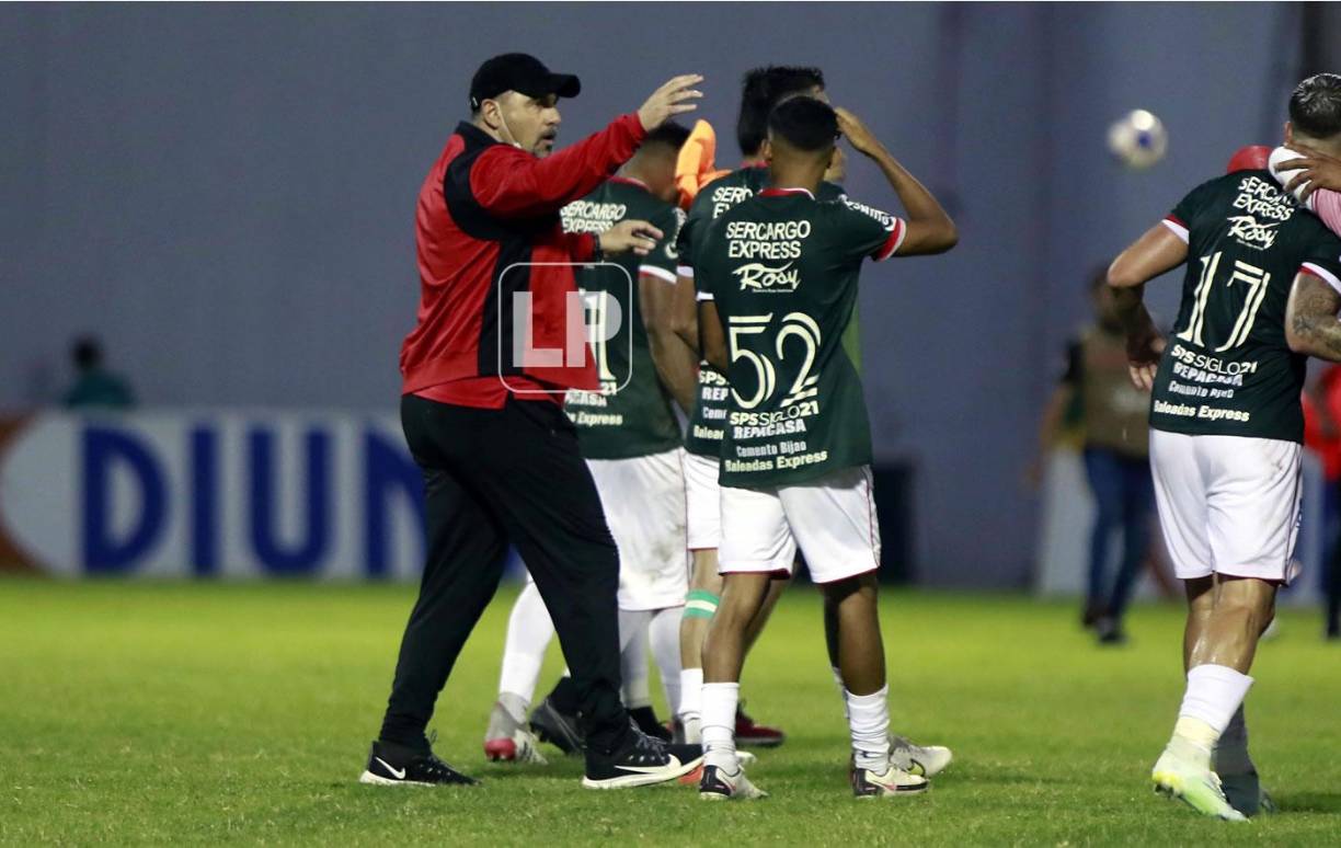 El entrenador uruguayo felicitó a los jugadores del Marathón.