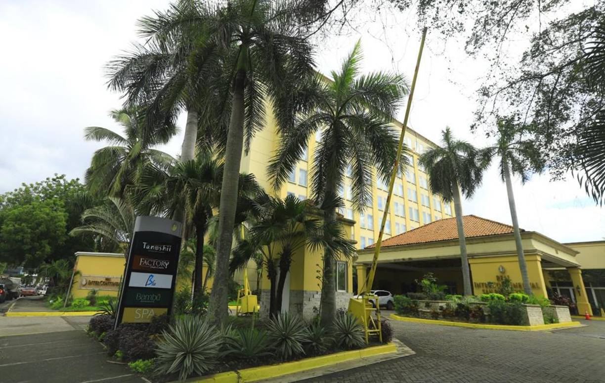 El reconocido hotel Real Intercontinental, tiene 26 años de operar en la Capital Industrial, cuenta con habitaciones, suites, spa, gimnasio, bares, restaurantes y otros.