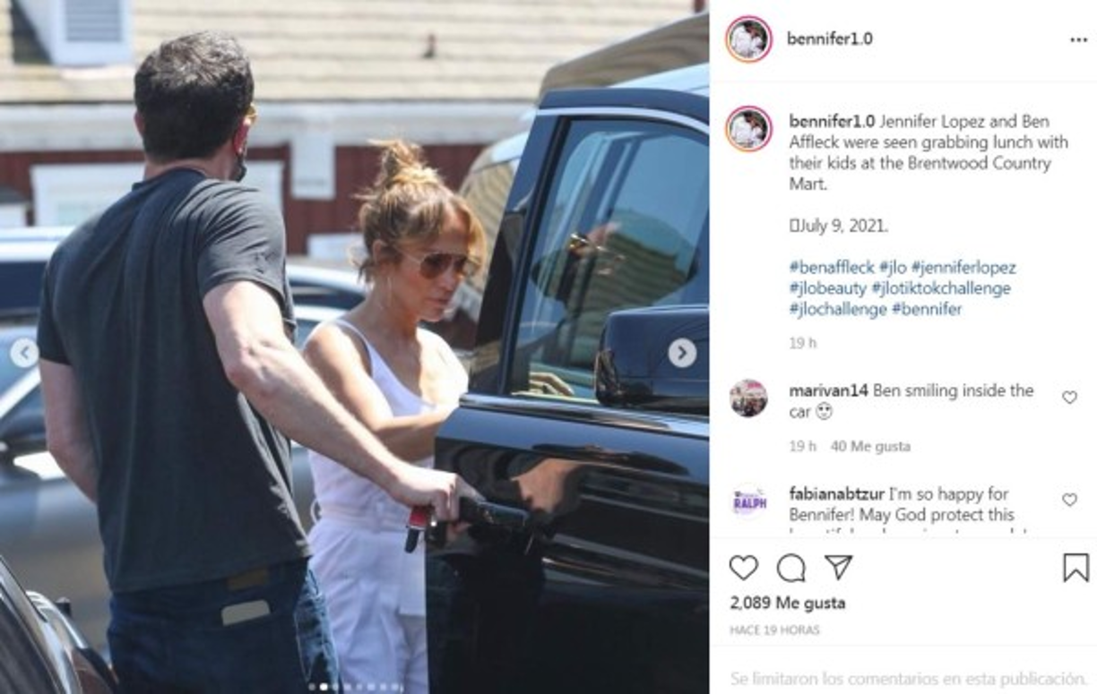 La intérprete de 'Waiting for Tonight' lucía fresca, pero muy elegante con un mono blanco, mientras que Affleck vestía una sencilla camiseta negra y jeans .