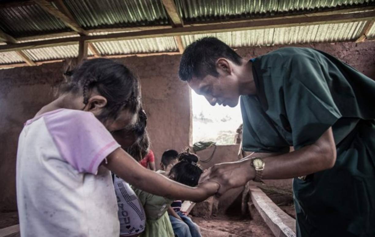 Al finalizar su clase comparte un poco de su alimento con los menores, e incluso hace una oración para despedirse.