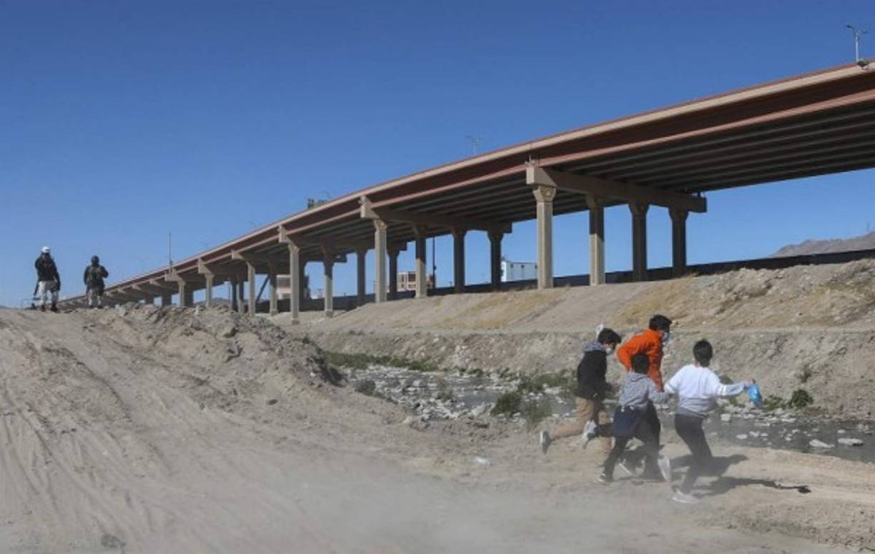 Muchos de los migrantes que han llegado a la frontera en los últimos días salieron en caravana de sus países de origen y lograron evadir los controles migratorios en su recorrido.