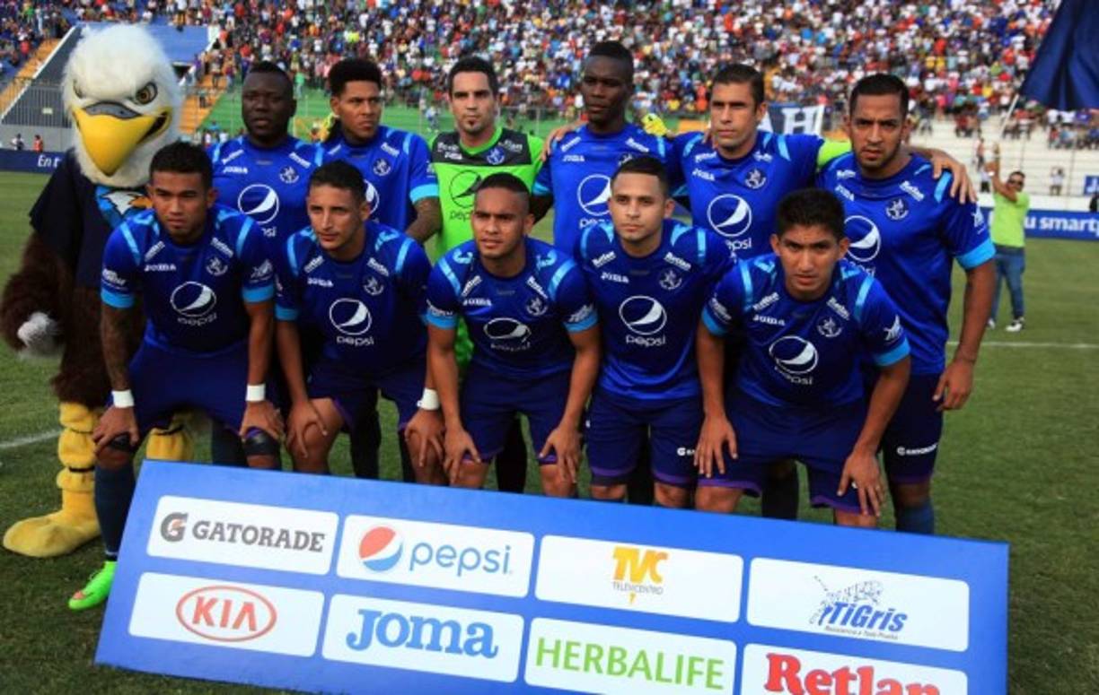 El equipo titular del Motagua (arriba de izquierda a derecha): Wilmer Crisanto, Henry Figueroa, Sebastián Portigliatti, Román Rubilio Castillo, Júnior Izaguirre y Lucas Gómez; (abajo izquierda a derecha) Carlos Discua, César Oseguera, Orlin Peralta, Omar Elvir e Irvin Reyna.