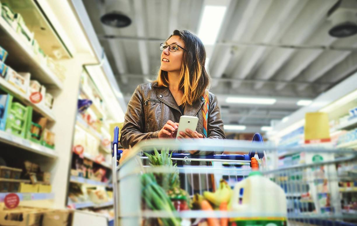 ¿Cómo controlar los antojos?<b>Evita hacer compras cuando tengas hambre y haz una lista de antemano</b>. Aprovechar al máximo las opciones de “comprar y retirar” o de entrega a domicilio del supermercado también puede ayudar a evitar los anuncios y las compras impulsivas.<b>Reconoce tu antojo y piensa en una forma más saludable de satisfacerlo</b>. Por ejemplo, si tienes antojo de papas fritas, ¿podrías comer nueces ligeramente saladas en su lugar? Si deseas algo dulce, puedes probar con fruta. 