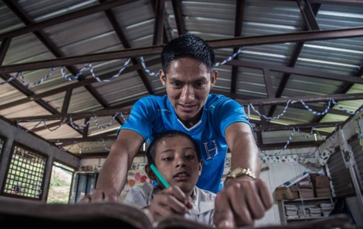 El maestro del año Aurelio Martínez además de dar clases a sus pequeños de preescolar, colabora con otras escuelas donde solo hay un maestro.
