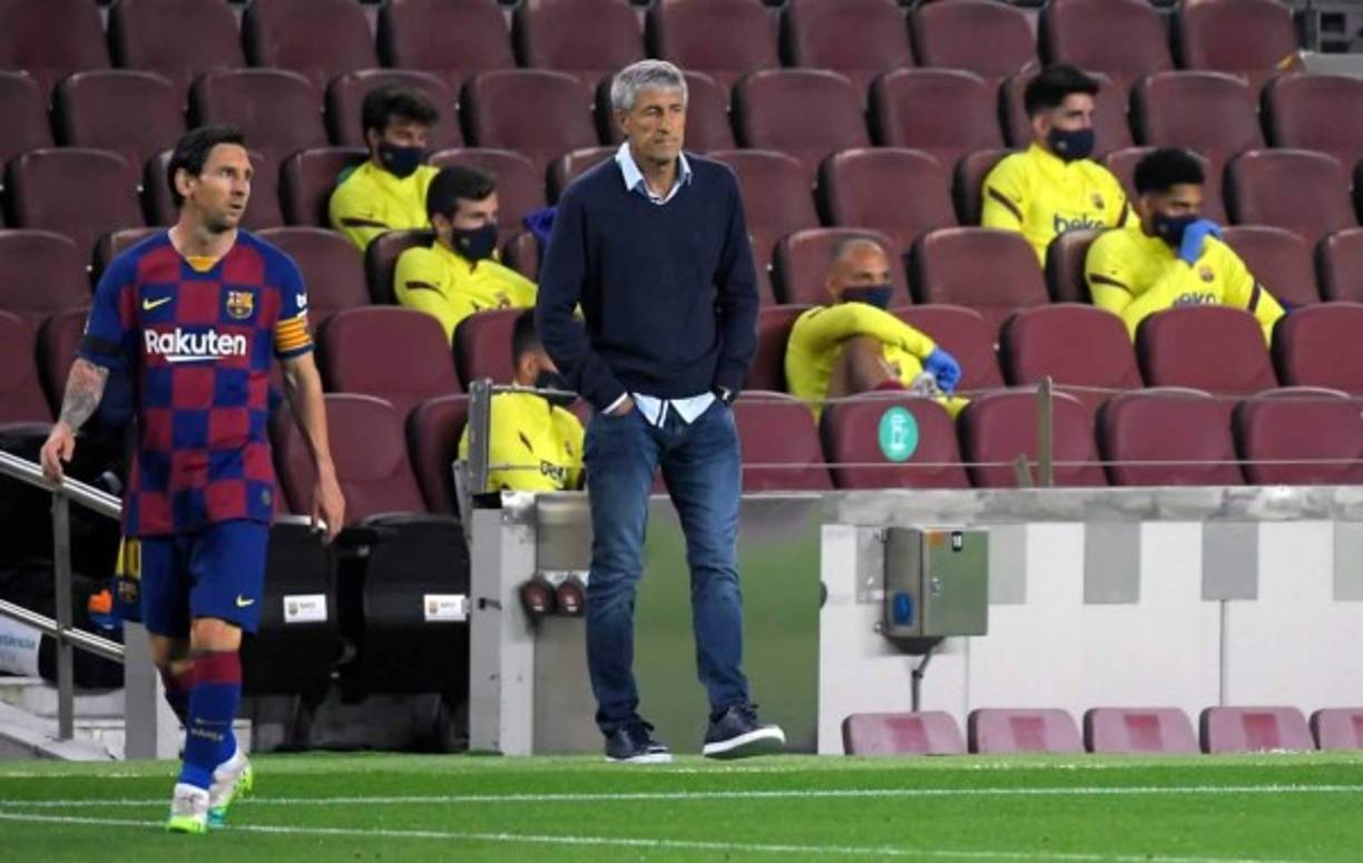 Messi en primer plano y Quique Setién en segundo. Al fondo, los suplentes del Barcelona.