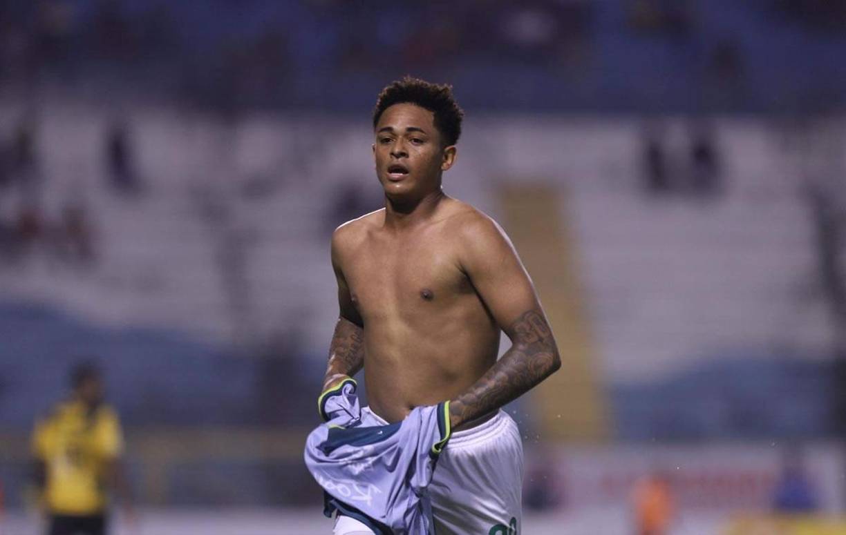 El futbolista del Marathón se estrenó a lo grande en este Clásico sampedrano y se quitó la camiseta para celebrar.