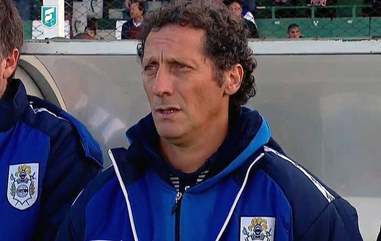 Pedro Troglio ya sabe lo que es dirigir en su natal Argentina. Inició su carrera como entrenador en 2004, cuando tuvo un fugaz paso por Godoy Cruz. En marzo de 2005 hizo su primera aparición en Gimnasia y Esgrima La Plata, club con el que está fuertemente identificado ya que tuvo numerosos pasos como DT.