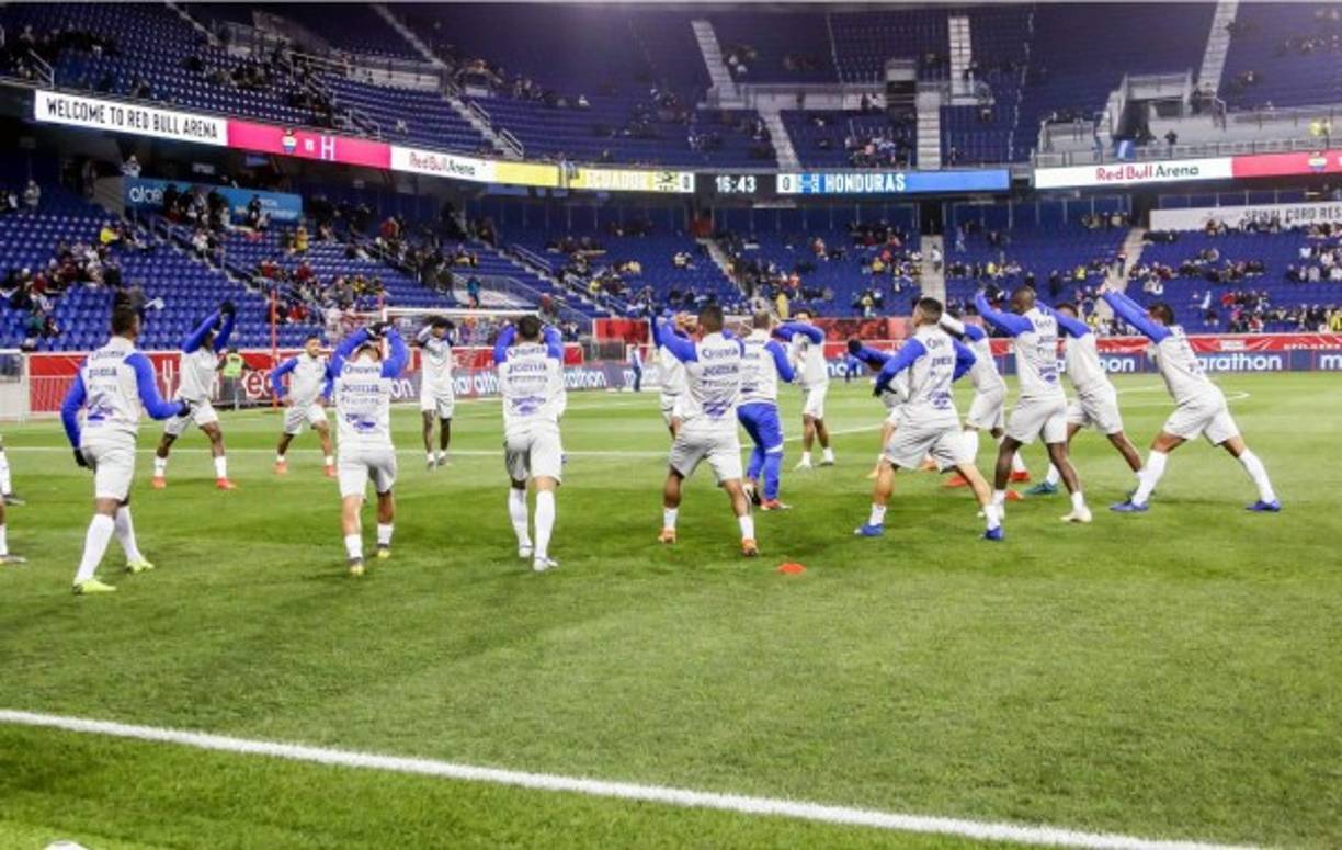 Los jugadores de Honduras realizando el calentamiento previo al partido.