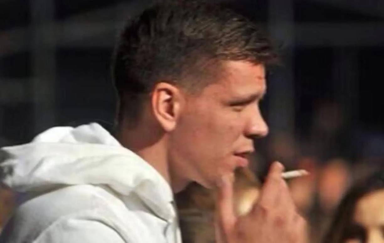 El Arsenal decidió en un primer momento multar a Wojciech Szczesny con 25.000 euros por encender un cigarrillo en las duchas del vestuario después de una derrota contra el Southampton.